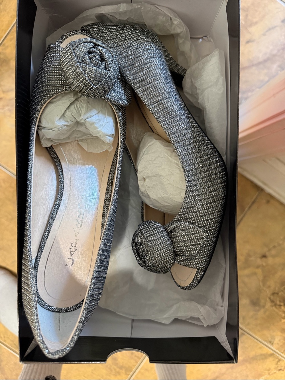 Caparros Silver Knit Knot Kitten Heel NEW NEVER WORN Size 8